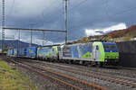 Doppeltraktion, mit den BLS Loks 485 016-0 und 475 413-1 durchfährt den Bahnhof Gelterkinden. Die Aufnahme stammt vom 05.11.2021.