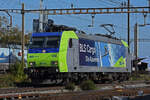 Re 485 002-0 der BLS verlässt die Abstellanlage beim Bahnhof Pratteln. Die Aufnahmestammt vom 16.10.2021.