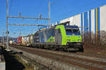 Re 485 009-5 der BLS fährt Richtung Bahnhof Itingen. Die Aufnahme stammt vom 08.02.2022.