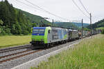 Doppeltraktion, mit den Loks 485 017-8 und 193 711-9 fährt Richtung Bahnhof Gelterkinden. Die Aufnahme stammt vom 28.05.2022.