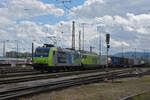 Doppeltraktion, mit den BLS Loks 485 012-9 und 465 005-7 durchfährt am 10.09.2022 den badischen Bahnhof.