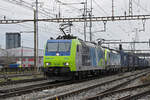 Doppeltraktion, mit den BLS Loks 485 003-8 und 475 403-2 durchfährt am 30.12.2022 den Bahnhof Pratteln.