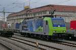 Nach der Einfahrt von 485 008 der BLS in den Bahnhof von Singen (Hohentwiel) Fahrtrichtungs- und Stromabnehmerwechsel vor der ersten von insgesamt zwei Rangierfahrten (28.01.2023)