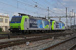 Am 23.02.2023 schleppt die Re 485 001-2 die Re 485 015-2 durch den Bahnhof Pratteln.