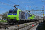 Doppeltraktion, mit den BLS Loks 485 014-5 und 465 001-6 durchfährt am 04.05.2023 den Bahnhof Pratteln.