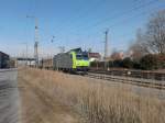 Am 21.02.2012 stand Re 485 020 mit einer RoLa auf dem Überholgleis in Müllheim (Baden).
