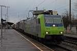 Ebenfalls am verregneten 28.02.2014, die Re 485 013-7 von BLS Cargo mit einer RoLa (Rollende Landstraße) nach Novara in Müllheim (Baden) gen Weil am Rhein.