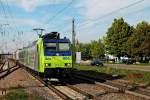 Am 17.04.2014 fuhr BLS Cargo Re 485 004-6 mit einer RoLa aus Freiburg (Brsg) Rbf nach Novara durch den Bahnhof von Müllheim (Baden) gen Süden.