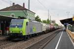 Durchfahrt am 18.04.2014 von Re 485 011-1  Weil am Rhein  mit einem Containerzug in Müllheim (Baden) gen Norden.