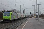 Mit einer RoLa (Novara - Freiburg (Brsg) Gbf) fuhr am 17.01.2015 die Re 485 008-7 durch Müllheim (Baden) in Richtung Norden.