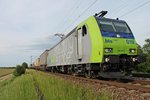 Weil die Re 485 019-4 am 12.05.2015 noch keine Einfahrt in den Bahnhof von Müllheim (Baden) hatte, fuhr sie nur mit sehr reduzierter Geschwindigkeit bei Hügelheim mit ihrer RoLa (Freiburg