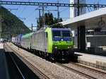 BLS - 485 005-3 mit Rolla bei der durchfahrt im Bahnhof Visp am 16.07.2016
