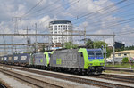 Doppeltraktion, mit den Loks 485 015-2 und 486 503-6, durchfahren den Bahnhof Pratteln.