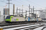 Dreifachtraktion, mit den Loks 485 001-2, 186 103-8 und 186 106-1, sind beim Bahnhof Pratteln abgestellt.