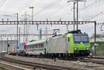 Re 485 017-1 durchfährt den Bahnhof Pratteln.