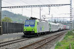 Re 485 015-2 durchfährt den Bahnhof Gelterkinden. Die Aufnahme stammt vom 06.04.2017.