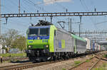 Re 485 014-5 durchfährt den Bahnhof Pratteln.