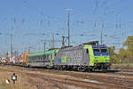 Re 485 017-8, durchfährt den Badischen Bahnhof.