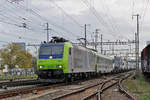 Re 485 009-5 durchfährt den Bahnhof Pratteln.