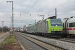 Durchfahrt am 11.12.2016 von Re 485 002-0 mit ihrer RoLa (Freiburg (Brsg) Rbf - Novara Boschetto) durch den Bahnhof von Müllheim (Baden) in Richtung Schweiz.