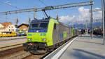 Die Re 485 015 wartet zusammen mit de Re 485 007 auf die Abfahrt aus dem Bahnhof Spiez. Am Hacken hatten sie die Rola von Novara nach Freiburg im Breisgau. 