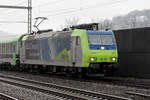 Re 485 007-9 der BLS durchfährt den Bahnhof Gelterkinden. Die Aufnahme stammt vom 17.12.2018.