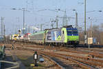 Re 485 019-4 durchfährt den badischen Bahnhof.