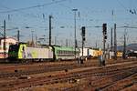 Ausfahrt am 18.10.2017 von Re 485 010-3 mit einer RoLa (Novara Boschetto - Freiburg (Brsg) Rbf) von Gleis 5 aus dem Badischen Bahnhof von Basel gen Weil am Rhein. (Fotostandpunkt von öffentlich zugänglichen Parkplatz)