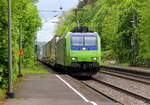 485 017-8 von BLS kommt mit dem Cargobeamer-KLV-Zug aus Domodossola(CH) nach Kaldenkirchen(D) und kommt aus Richtung Koblenz und fährt durch Rolandseck in Richtung Bonn,Köln.