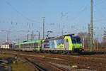 Re 485 004-6 der BLS durchfährt den badischen Bahnhof.