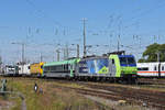 Re 485 011-1 der BLS durchfährt den badischen Bahnhof.