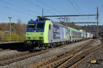 Re 485 011 von BLS Cargo mit der RoLa Freiburg Brsg Rbf - Novara Boschetto bei Roggwil-Wynau am 14. November 2020.
Ab dem Fahrplanwechsel werden diese Züge mit ex CR 186 bespannt.
Fotostandort öffentlich zugänglicher Parkplatz, Bildausschnitt Fotoshop.
Foto: Walter Ruetsch