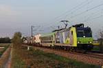 Am Abend des 16.04.2020 fuhr Re 485 001  BLS Cargo - Die Alpinisten  mit ihrer RoLa DGS 43635 (Freiburg (Brsg) Rbf - Novara Boschetto) südlich von Buggingen über die Rheintalbahn in Richtung Müllheim (Baden).