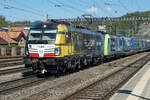 Die an die BLS vermietete  LWR X4 E 717 und eine nicht erkennbare BLS Re 485 anlässlich der Bahnhofsdurchfahrt Burgdorf am 3. Mai 2021.
Foto: Walter Ruetsch 