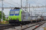 Re 485 019-4 der BLS durchfährt den Bahnhof Pratteln. Die Aufnahme stammt vom 08.06.2021.