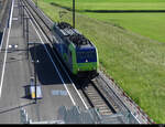 BLS - Lokzug mir der 485 015 bei der Durchfahrt im Bahnhof Busswil am 18.05.2022