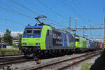 Dreifach Traktion, mit den Loks 485 018-8, 465 001-6 und 186 496-6 durchfährt am 05.07.2022 den Bahnhof Pratteln.