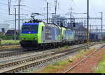 BLS - Lok`s 485 015-2+ 475 411-5 vor Güterzug unterwegs im Bhf.