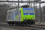 Re 485 008-7 der BLS durchfährt am 17.02.2023 solo den Bahnhof Möhlin.