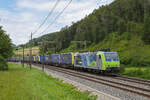 Re 485 013-7 der BLS fährt am 27.07.2023 Richtung Bahnhof Tecknau.