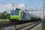 Re 485 012-9 der BLS durchfährt am 16.06.2023 den Bahnhof Pratteln.