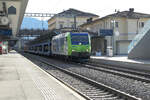 Mit einem langen Zug leerer Autotransportwaggons durchfährt die 485 006 der BLS Cargo den Bahnhof Bellinzona Richtung Norden zum Gotthard-Basistunnel.
Bellinzona, 15. März 2023 