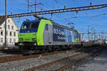 Re 485 014-5 der BLS durchfährt am 05.02.2024 den Bahnhof Pratteln.