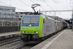 Doppeltraktion mit den Loks 485 019-4 und 193 717-6 durchfährt am 08.02.2024 den Bahnhof Pratteln.