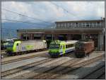 Das BLS-Depot in Spiez, aufgenommen am 27.07.2008. In der Nachmittagsonne prsentieren sich unterschiedliche Generationen von BLS-Fahrzeugen vor der groen Halle: Links Re 485 006, in der Mitte ein Triebzug RBDe 565 und rechts Re 425 185.