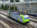 Re 485 003 der BLS fhrt am 23.07.2008 solo durch den Bahnhof von Spiez.