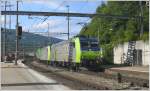 485 002-0 und eine Schwesterlok ziehen einen Hangartnerzug durch den Bahnhof Olten.