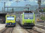 BLS - Dank dem das in Spiez das Perron eine Biegung hat und mit der grssten Tele Einstellung eingefangen den Triebwagen RABe 525 002-2 als Regio nach Zweisimmen und Lok 485 006-1 vor Gterzug im Bahnhof von Spiez am 20.06.2009