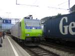 Die Re 485 005-3 fuhr am 9.7.05 durch den Bahnhof Spiez um eine ROLA  nach Freiburg im Bsg. auf dem Abschnitt Spiez- Weil a. Rh. zu bespannen, zu diesem Zeitpunkt hatte es soviele Gterzge in Spiez, dass die Lok durch die Perron-Geleise fahren musste.