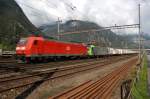 DB Schenker Rail 185 129 und BLS Cargo 485 015  connecting europe  mit einem Containerzug verlassen den Bahnhof Erstfeld in Richtung St. Gotthard (11.08.09).